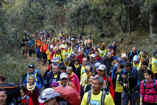 People start the ascend of a mountain in the Lleida region (by Oriol Bosch, ACN)