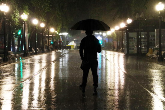 Man under the rain in the Rambla de Tarragona (by ACN)