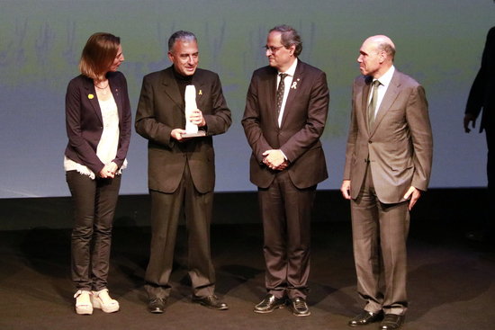 The scientist Roderic Guigó holding his award next to the Catalan business minister, Àngels Chacón, and the Catalan president, Quim Torra, on October 15, 2018 (by Laura Fíguls)