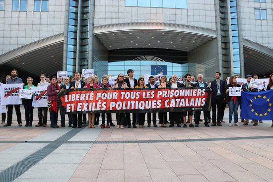 Some 15 MEPs demanding “freedom for the political prisoners and exiles” outside the European Parliament in Brussels on Tuesday (by Blanca Blay) 