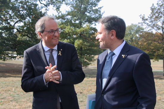 The Catalan president, Quim Torra (left), with the Catalan delegate in Geneva, Manuel Manonelles, on October 17, 2018 (by Alan Ruiz Terol)