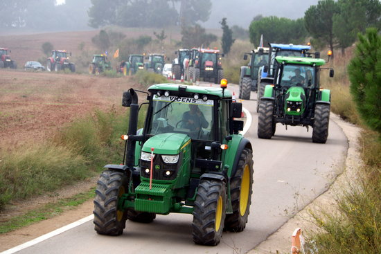 Some tractors arriving outside Lledoners prison, where some 300 farmers gathered to demand freedom for jailed leaders (by Gemma Alemán)