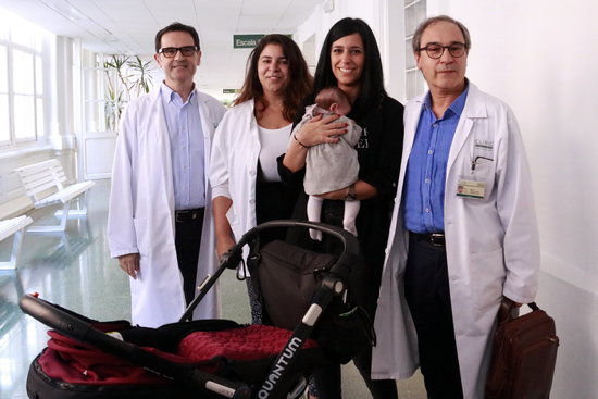 Maria José Ortega (centre) with her daughter, accompanied by doctors at Barcelona's Hospital Clínic (by Laura Fíguls)