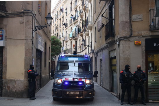 Image of a police van and some officers taking part in operation to crack down on Barcelona's Raval neighborhood drug dealers (by Pol Solà)