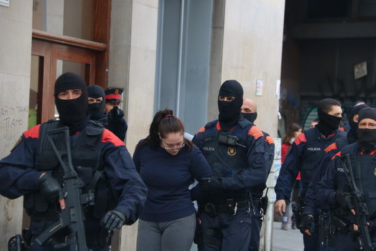 One person arrested by the Catalan police in Barcelona's old town (by Pol Solà)