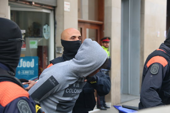 Catalan police with one of the detainees in a major police operation against drug trafficking in Barcelona (by Pol Solà, ACN)
