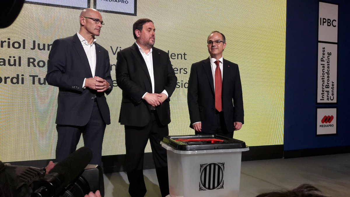Ministers Turull and Romeva and vicepresident Junqueras, now in jail, in the international press center (by ACN)