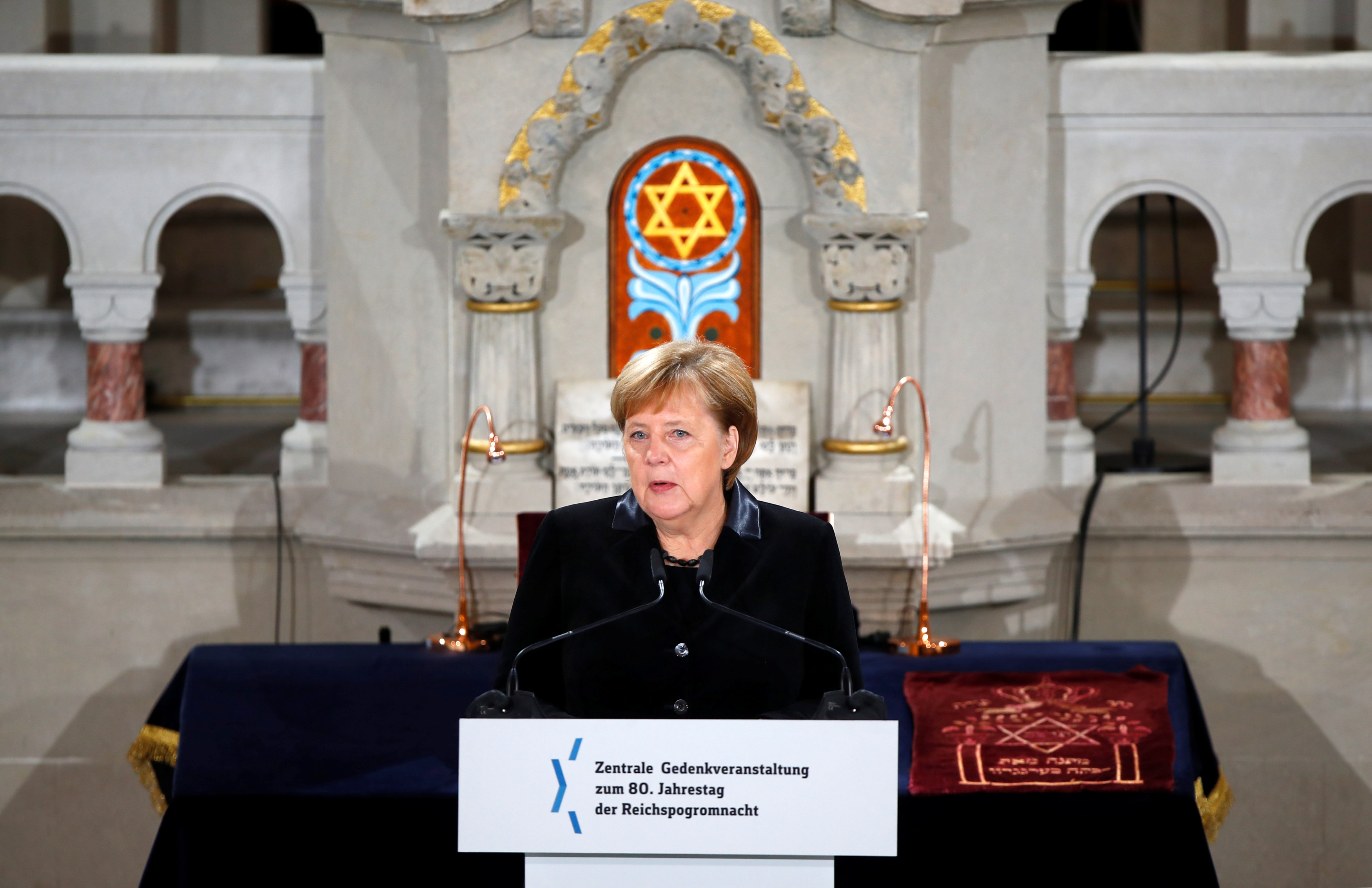 Angela Merkel in Berlin's Rykestrasse Synagogue on November 9, 2018 (by Reuters)