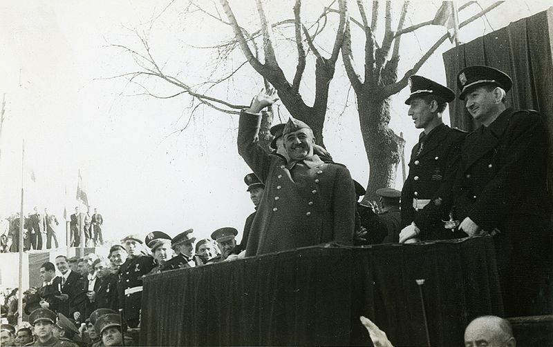 Dictator Francisco Franco visits Barcelona in 1942 (by Carlos Pérez de Rozas)