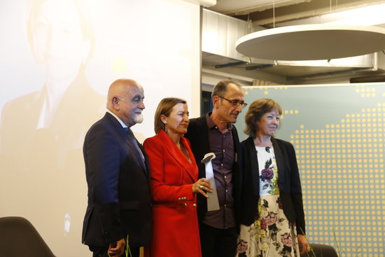 The former Catalan parliament speaker, Carme Forcadell, with the Coppieters Award in Brussels on September 26, 2017 (by Blanca Blay)