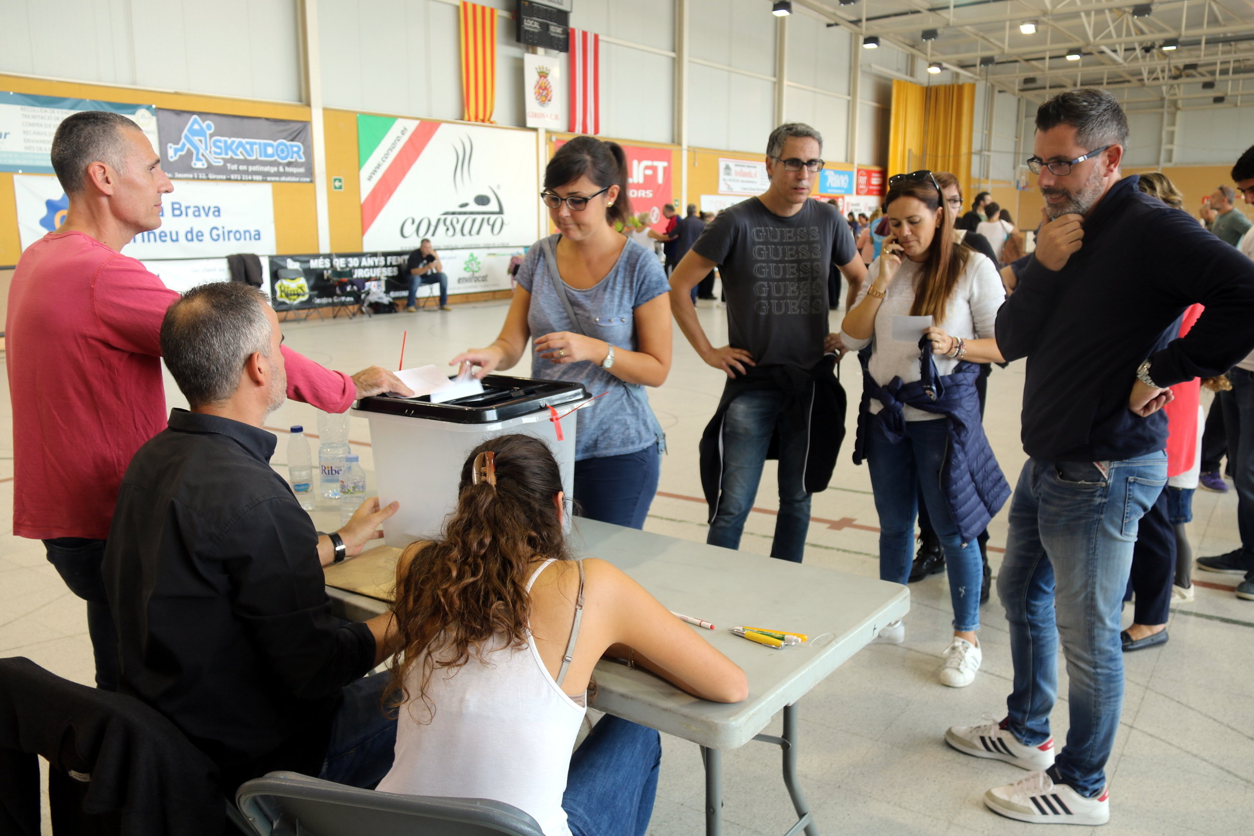 A girl casting her vote in the October 1, 2017 independence referendum in Girona (by Xavier Pi)