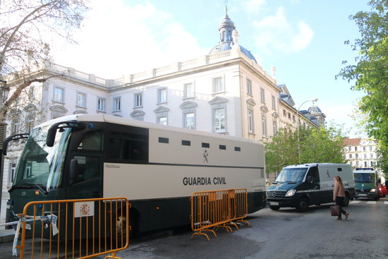 Police vans outside Spain's National Court carrying some Catalan jailed leaders in April 2018 (by Xavier Alsinet)