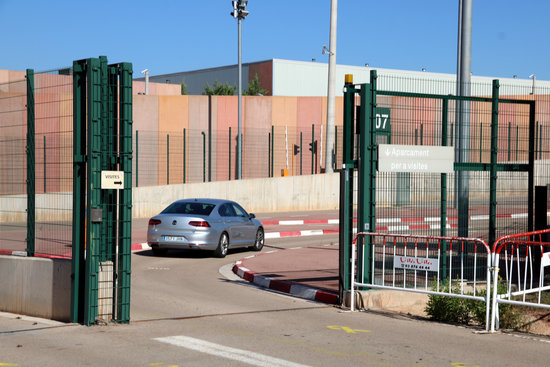 Image of a car carrying the Catalan parliament president to Lledoners prison on October 1, 2018 (by Estefania Escolà)