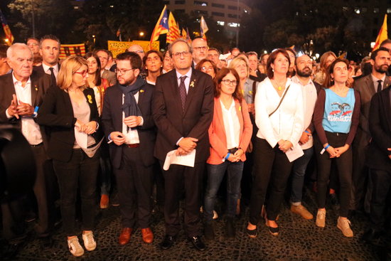 Catalan government members demonstrating after the requested prison sentences  for pro-independence leaders (by Miquel Codolar)