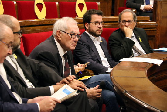 Catalan government members in parliament. From right to left: president Quim Torra, VP Pere Aragonès, and Foreign Action minister Ernest Maragall (by Àlex Recolons)