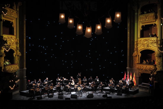 Image of the 30 musicians from Bait Al Oud performing in Liceu Opera House on November 4, 2018 (by Toni Bofill)