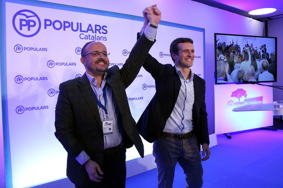 The new leader of the People's Party in Catalonia, Alejandro Fernández (left) with Pablo Casado, the party head in Spain on November 10, 2018 (by Núria Julià)