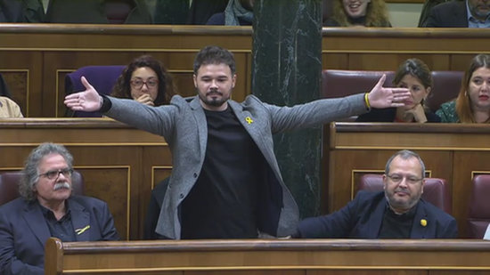 ERC MP in the Spanish Congress, Gabriel Rufián, opens his arms right before being expelled from the chamber (by Congreso)