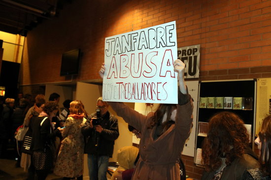 Protest in festival against Jan Fabre  (by ACN)