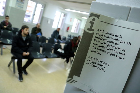 Waiting room in a medical center in Barcelona during a strike (by Miquel Codolar)