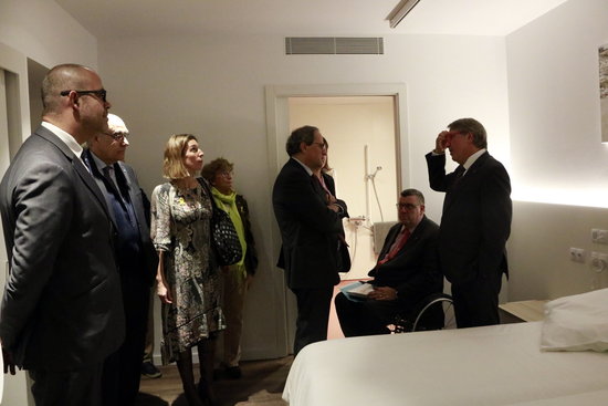 Catalan president Quim Torra and some of his ministers visit Institut Guttmann's new apartments for disabled patients in Barcelona (by Laura Fíguls)