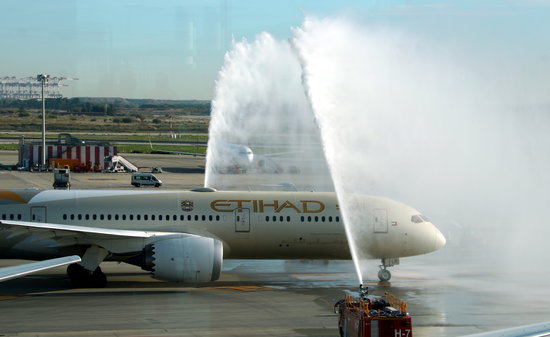 Image of the first Etihad's flight connecting Barcelona and Abu Dhabi at Barcelona's airport on November 28, 2018 (by Àlex Recolons)
