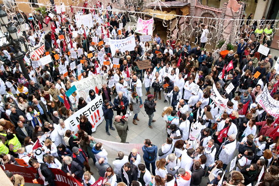 Image of a demonstration by medical staff from public-private centers in Terrassa on November 30 (by Norma Vidal)