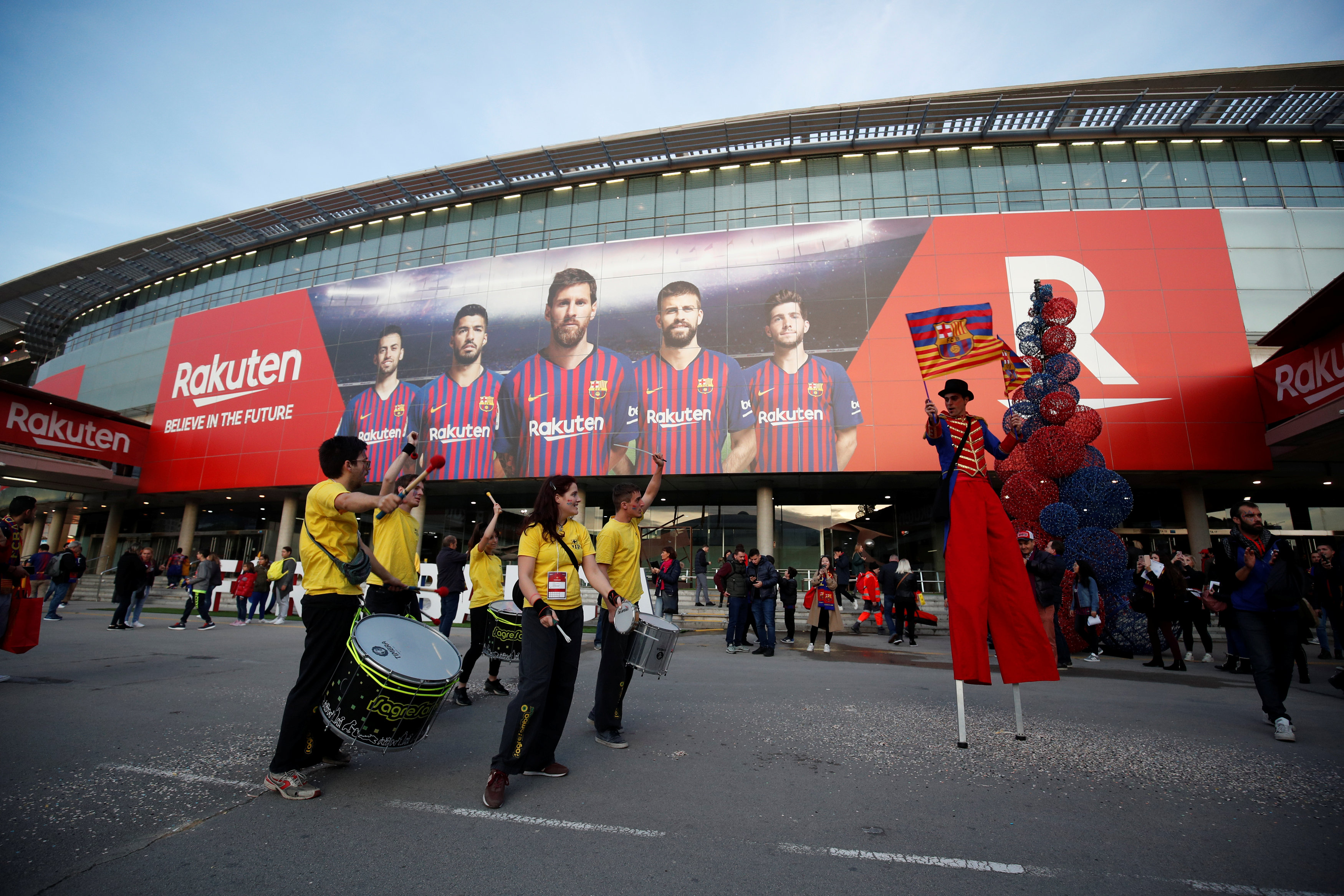 General view outside the FC Barcelona stadium with the logo of Rakuten (by Reuters)