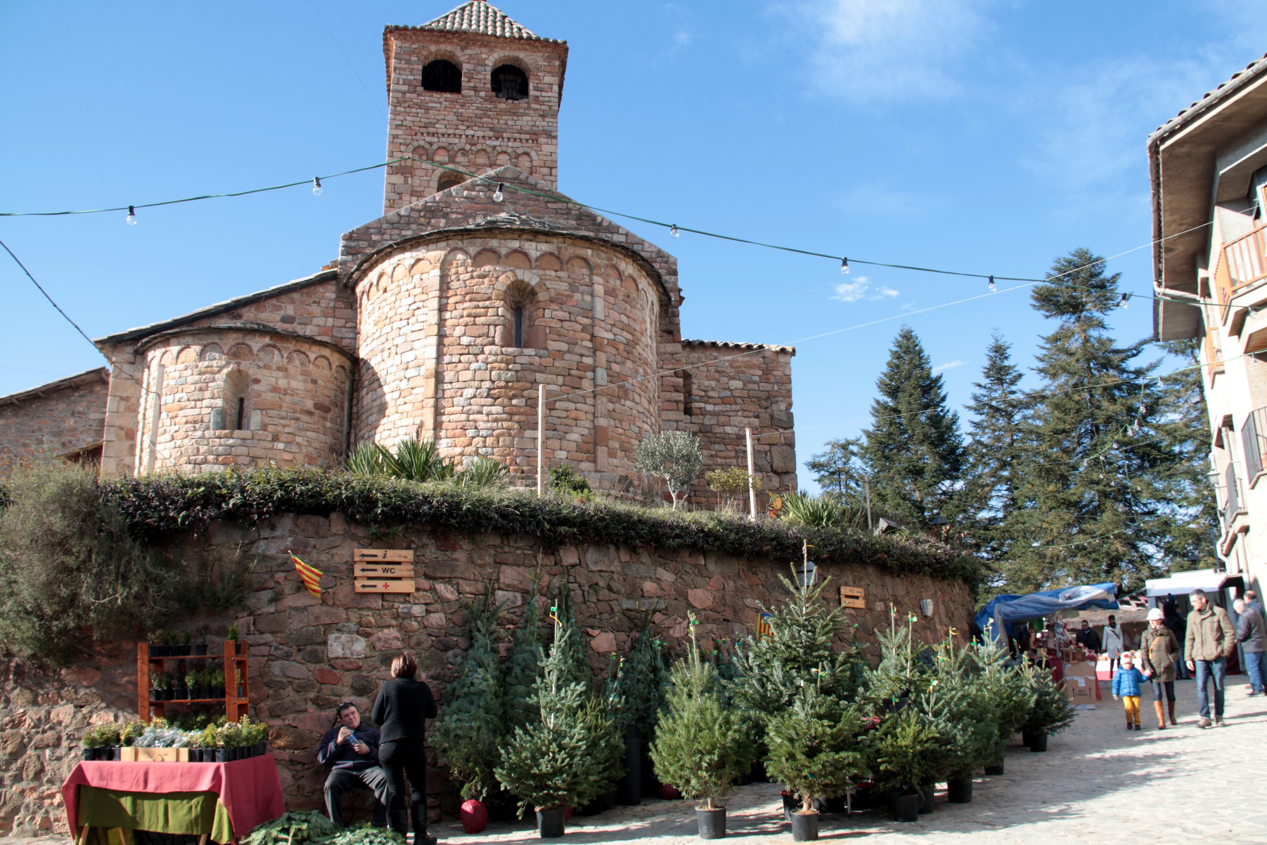 The Espinelves church with Christmas trees for the market in January 2016 (by ACN)