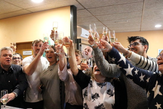 Can Barceló restaurant owners and customers, in Campdorà, celebrate the first prize in the lottery (by Gerard Vilà)