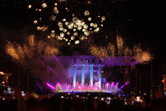 New Year's Eve celebration in Avinguda Maria Cristina, with the MNAC museum at the back (by Barcelona City Council)