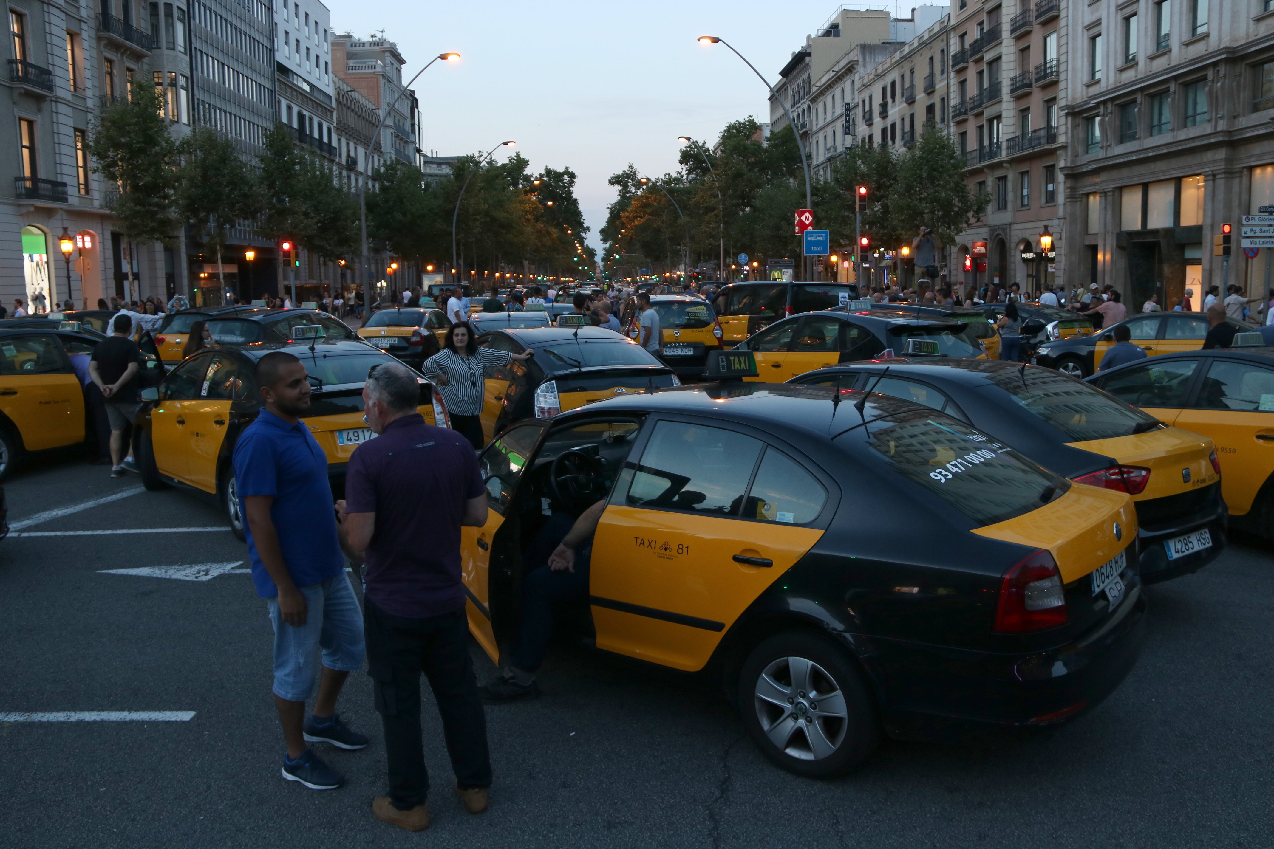 Taxis occupying Gran Via (by Andrea Zamorano)