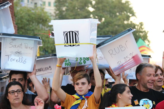 Demonstrators holding ballot boxes in Barcelona (by Nazaret Romero)
