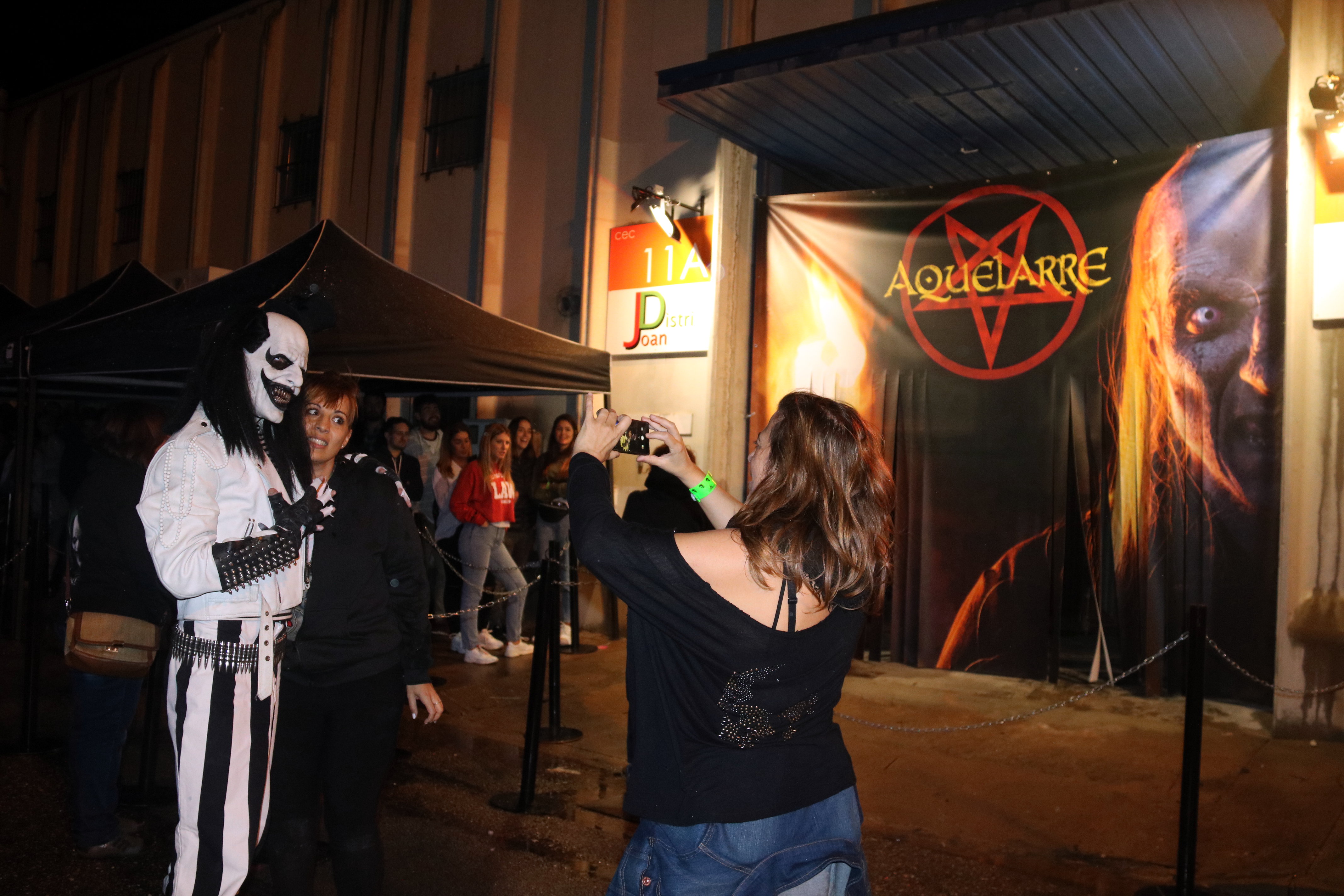 Visitors taking pictures with the mascot of Horrorland, a theme park in Cercs (by Gemma Aleman)