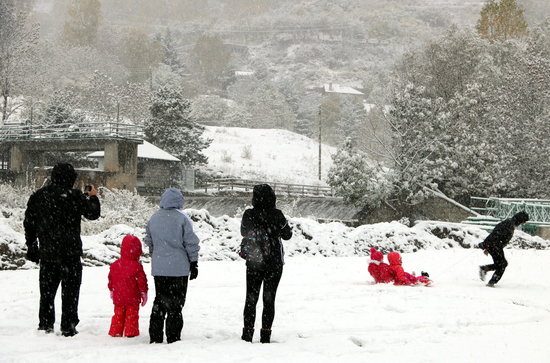 Some people playing with snow in Espot, in the Catalan Pyrenees (by Marta Lluvich)