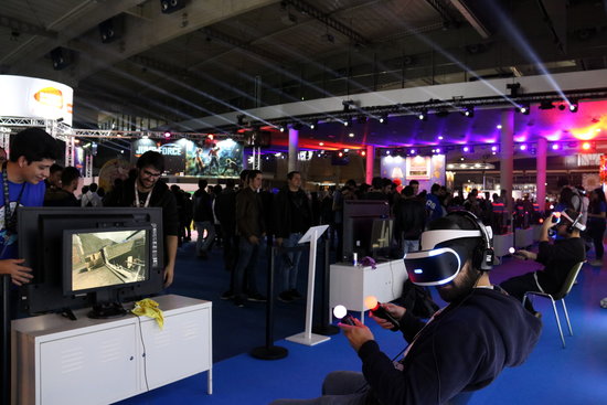 Image of the Barcelona Games World 2018 from a stand offering virtual reality experiences (by Mar Vila)