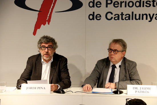 The lawyer Jordi Pina and Barcelona's doctors' association president, Jaume Pedrós, on December 1, 2018 (by Mar Vila)