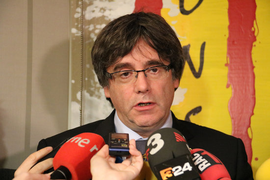 Former Catalan president Carles Puigdemont talking to the press (by Natàlia Segura, ACN)