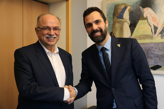 The Catalan parliament president, Roger Torrent (right), with one of the European Parliament vice presidents, Dimitrios Papadimoulis on December 4, 2018 (by Natàlia Segura)