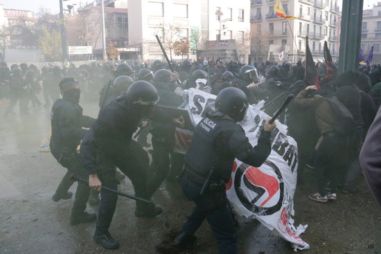 Some police officers charging against antifascist demonstrators in Girona on December 6, 2018 (by Marina López)