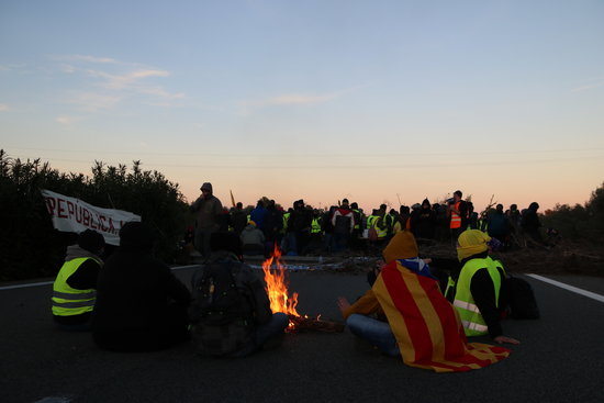 Pro-independence protesters blocking Catalonia's AP-7 highway (by Mar Rovira)
