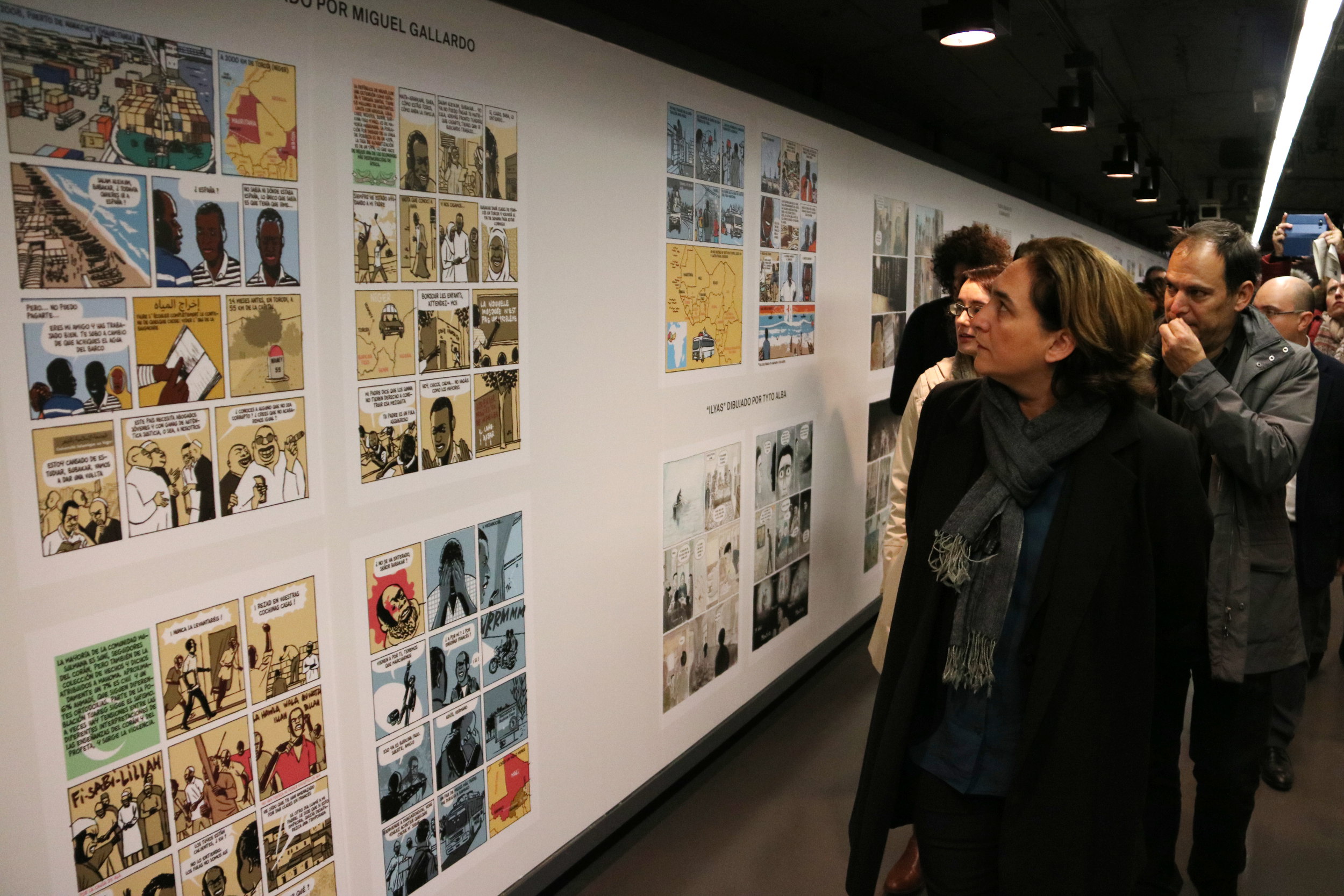 Barcelona mayor Ada Colau visits exhibit in local metro station (by Pau Cortina)