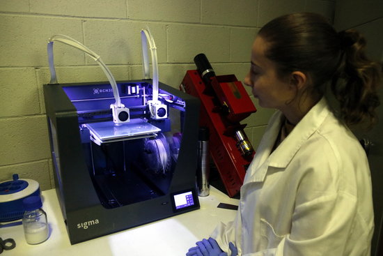 A 3D printer printing one of the models which have allowed isolating breast cancer stem cells in Girona (by Xavier Pi)