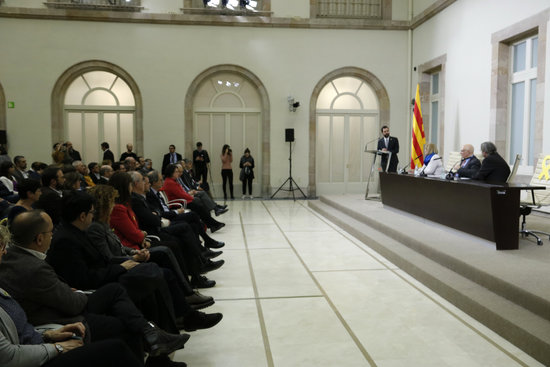 Image of the presentation of the manifesto to support the jailed Catalan former president, Carme Forcadell in the Catalan Parliament (by Guillem Roset)