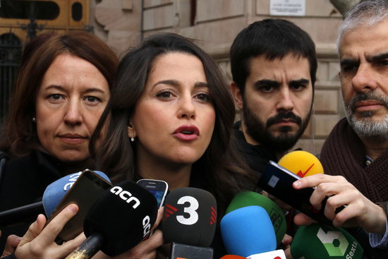 The leader of Ciutadans, Inés Arrimadas, talking to the press outside a court in Barcelona on December 14, 2018 (by Marc Bleda)