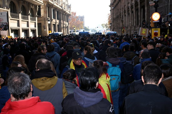 Hundreds of protesters in Via Laietana, Barcelona's city center, on December 21 (by Pere Francesch)