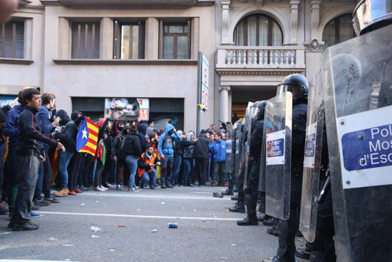 Police in front of the protesters in Barcelona city centre