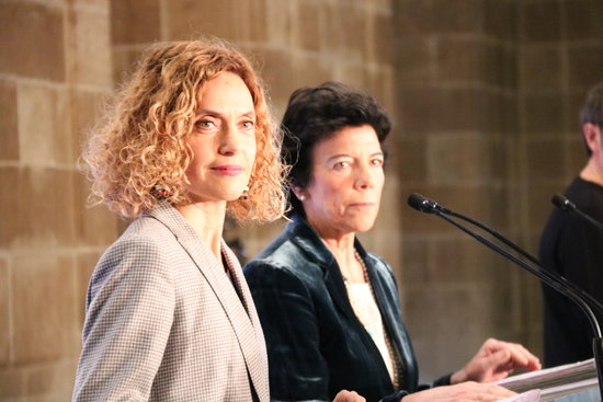 Spanish minister for public administration Meritxell Batet (left) and government spokesperson Isabel Celáa at a press conference in Barcelona (by Roger Pi de Cabanyes)