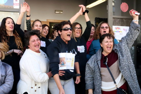 Some citizens after winning some prizes in the 2018 Spanish christmas lotto in Cubelles (by Gemma Sánchez)