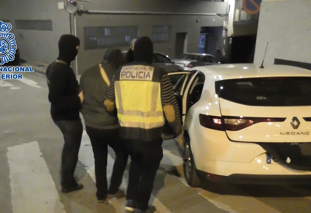 Spanish police officers arresting the alleged terrorist in Mataró (by Policía Nacional)